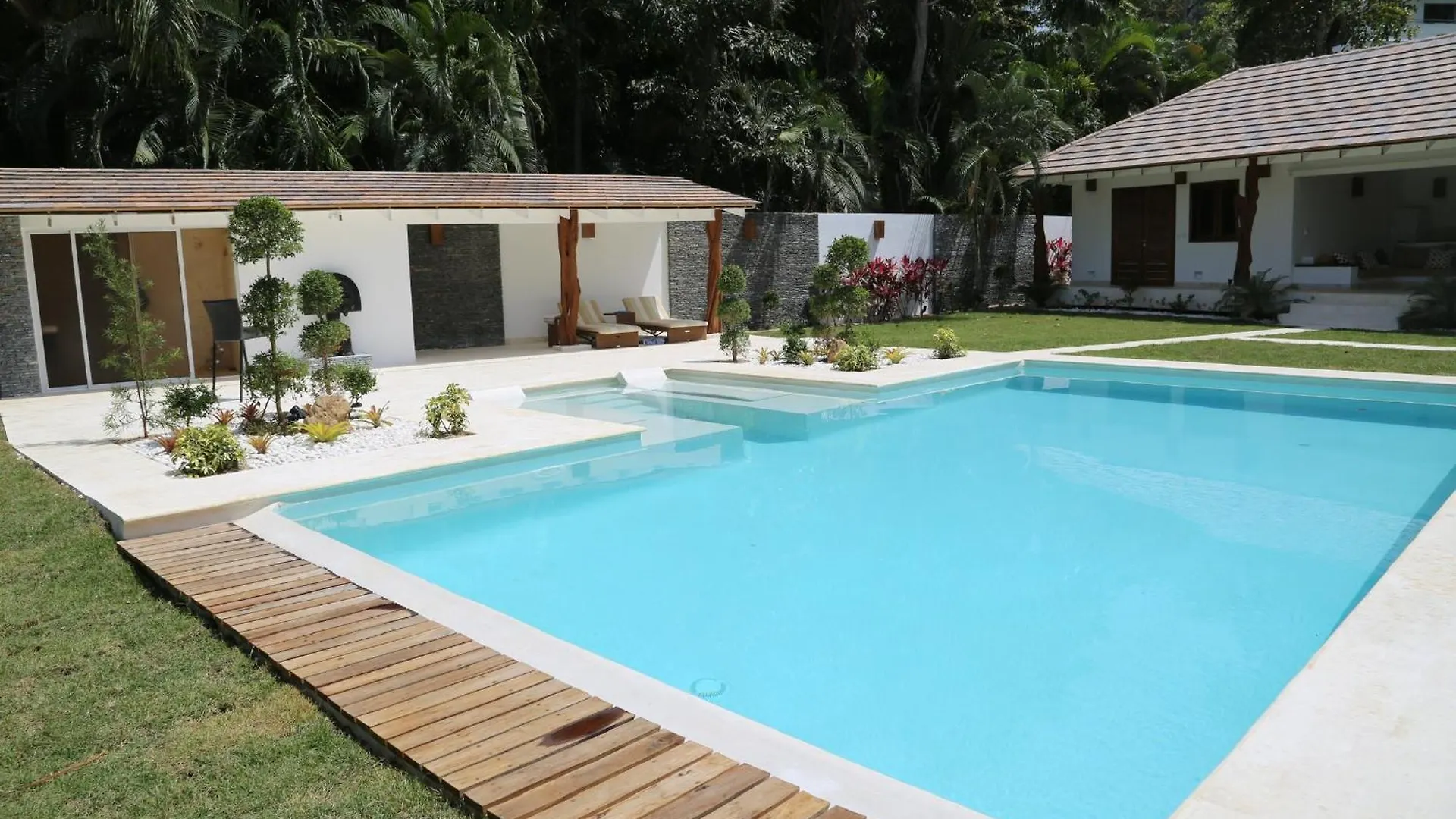Seaside Villa With Housekeeping Staff - Las Terrenas