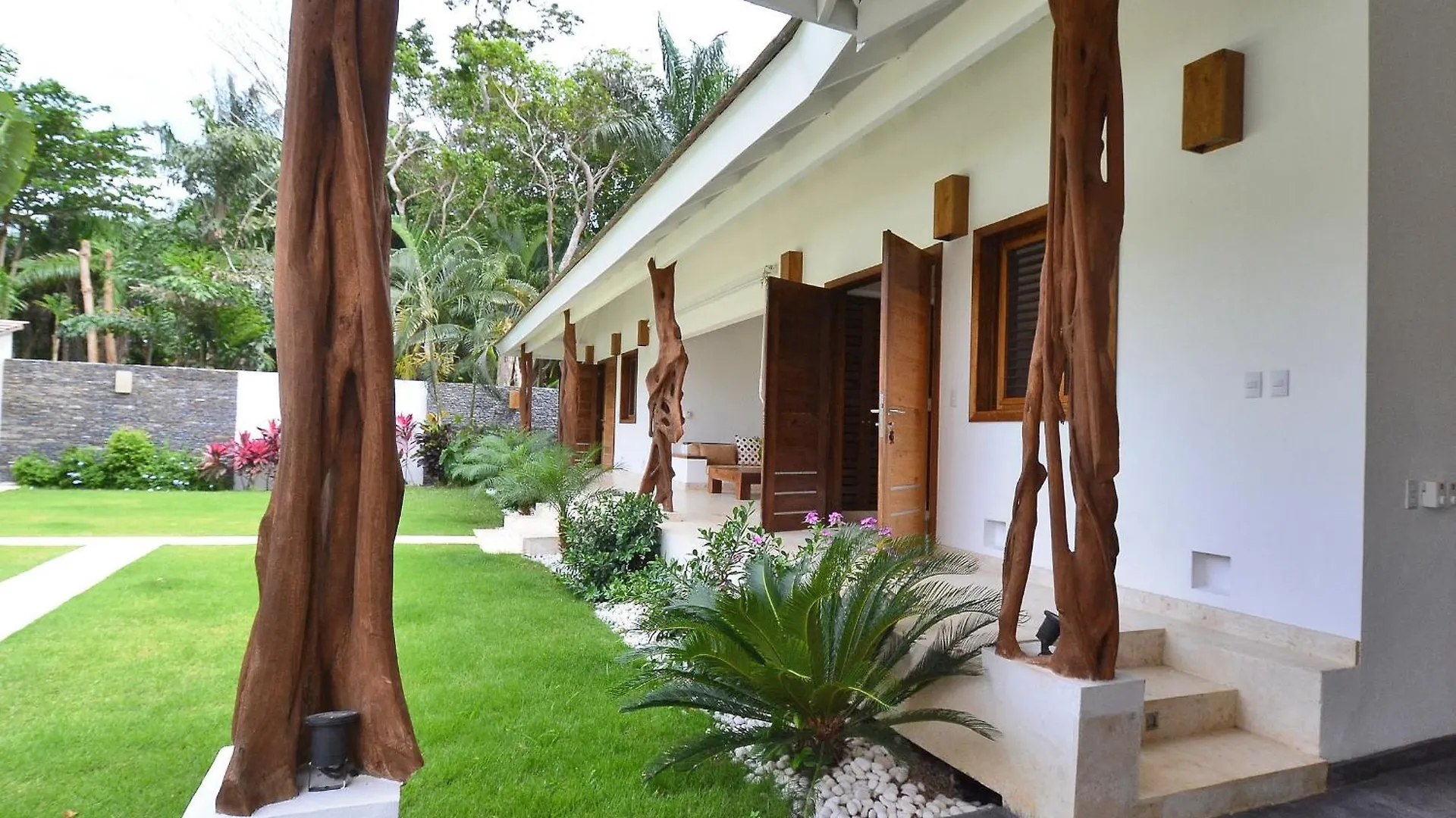 Seaside Villa With Housekeeping Staff - Las Terrenas